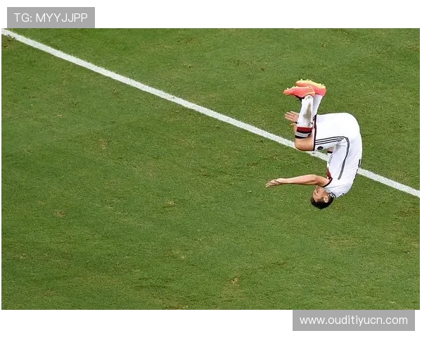 最新世界杯专用足球图片合集，高清细节展现专业比赛的精彩瞬间